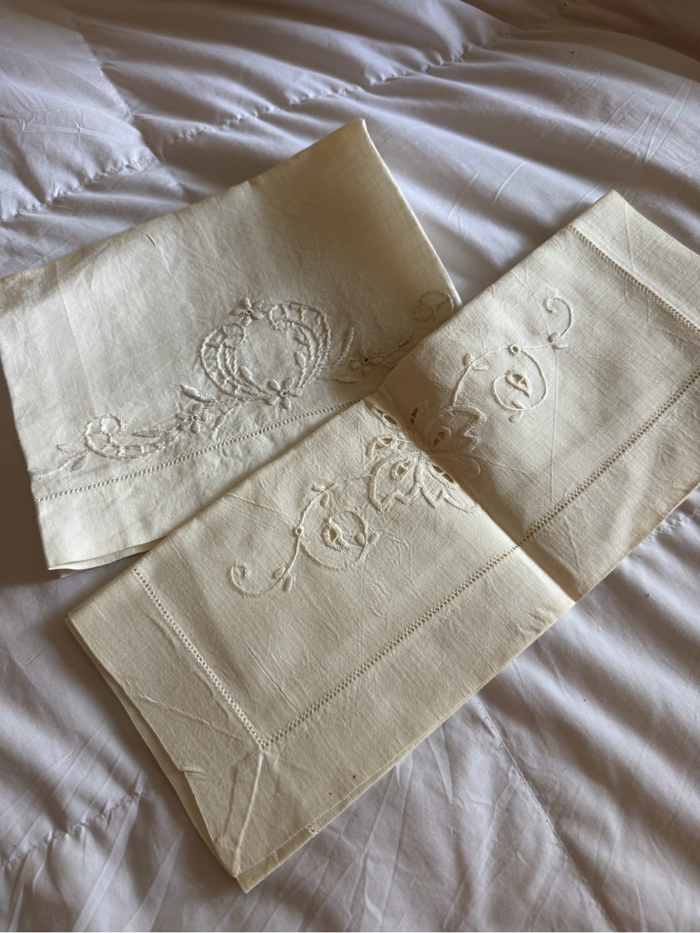 2 Mismatched Cotton Vintage Embroidered Linen Placemat Table Cover Set in Cream